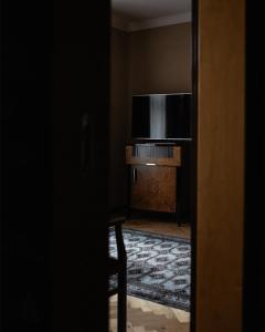 Televízia a/alebo spoločenská miestnosť v ubytovaní Hotel Monopol