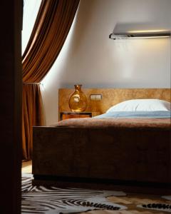 sypialnia z łóżkiem i wazą na stole w obiekcie Hotel Monopol w mieście Katowice