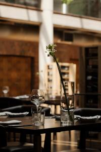 Reštaurácia alebo iné gastronomické zariadenie v ubytovaní Hotel Monopol