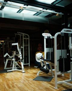 Posilňovňa alebo fitness centrum v ubytovaní Hotel Monopol