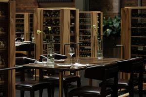 Reštaurácia alebo iné gastronomické zariadenie v ubytovaní Hotel Monopol