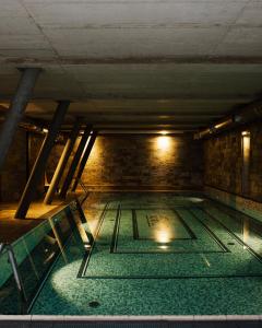 ein leerer Pool in einem alten Gebäude in der Unterkunft Hotel Monopol in Kattowitz