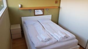 Una cama con toallas blancas en una habitación en 3 bedrooms home with nice terrace, en Stavanger