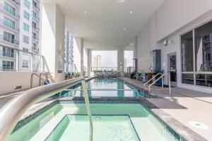 una piscina en medio de un edificio en Amazing Condo in Downtown Miami/Brickell w/PARKING, en Miami
