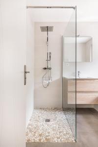 a shower with a glass door in a bathroom at Nidam in Bilieu