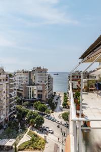 Blick auf eine Stadt mit Gebäuden und das Meer in der Unterkunft Central Luxury Apartment in Thessaloniki