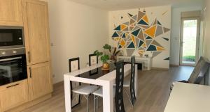 Kuchyň nebo kuchyňský kout v ubytování Gite chez Carolanne et Julien