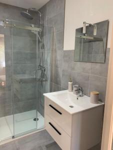 Koupelna v ubytování Gite chez Carolanne et Julien