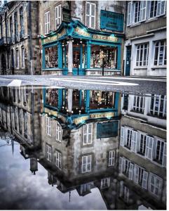 il riflesso di un edificio in una pozzanghera di Beau studio centre ville a Moulins Altre 4 foto
