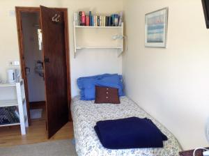 Vuode tai vuoteita majoituspaikassa The Tack Room - a comfy cabin in North Devon