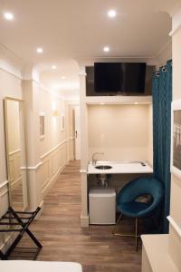 een woonkamer met een bureau en een blauwe stoel bij Le Petit Bijou in Rome +27 foto's