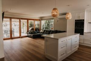 cocina y sala de estar con sofá en Saltwater Villas - Pet Friendly Accommodation en Mooloolaba