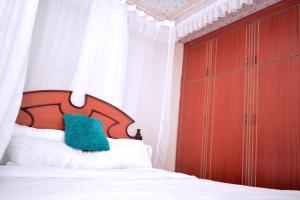 Katil atau katil-katil dalam bilik di Golden One-bedroom serviced apartment with free WiFi