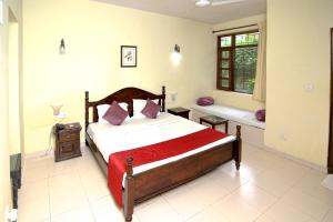 een slaapkamer met een groot bed en een raam bij Singrauli Palace Heritage Hotel in Saipur