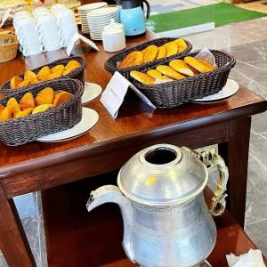 锡卡都Tibet Hotel的坐在桌子上的两篮水果 更多26张照片