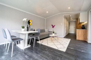 a living room with a couch and a table and chairs at Recreatiepark Maas en Bos in Wellerlooi