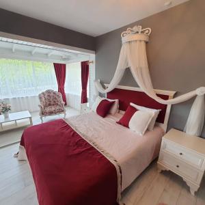 a bedroom with a large bed with a canopy at BEYAZEV BUTİK OTEL MAŞUKİYE in Kartepe