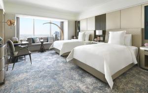 Pokój hotelowy z 2 łóżkami i biurkiem w obiekcie Four Seasons Hotel Riyadh w Rijadzie