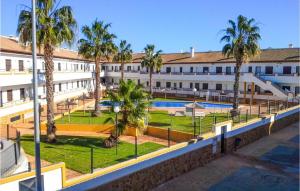 budynek z palmami i basenem w obiekcie L' Azotea del Sol appartement typique w mieście La Puebla