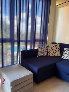 een woonkamer met een bank en een groot raam bij Pollo Resort, Summer Wind Apartaments in Sunny Beach