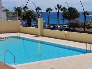 Bazén v ubytování LAS VISTAS APARTMENT, OCEAN VIEW, 2 BEDROOMS & FREE WIFI nebo v jeho okolí