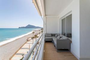 un balcón con vista a la playa en Lovely Beachfront Apartment with Panoramic Views, en Altea