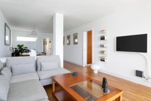 una sala de estar con un sofá y una mesa en Lovely Beachfront Apartment with Panoramic Views, en Altea
