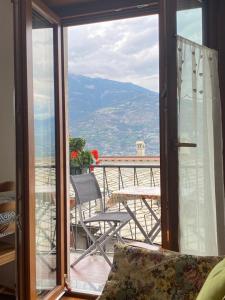 uma vista para uma varanda com uma mesa e cadeiras em Chez Carlo 2.0 em Aosta