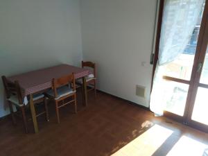 a dining room with a table and chairs and a window at Creazzo Tree in Creazzo