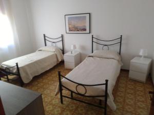 a room with two beds and two night stands at Creazzo Tree in Creazzo
