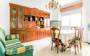 uma sala de jantar com uma mesa e um grande armário de madeira em Villa Ginzo em Verín
