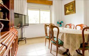 uma sala de jantar com uma mesa e cadeiras e uma janela em Villa Ginzo em Verín
