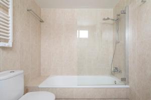 Un baño con ducha, bañera y WC. en Lovely Beachfront Apartment with Panoramic Views, en Altea 20 fotos más