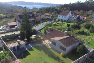 widok z lotu ptaka na dom we wsi w obiekcie Un Paraiso Junto al Mar w mieście Bueu