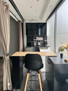 uma cozinha com uma secretária e uma cadeira preta em LE 46 : Superbe appartement jacuzzi em Besançon