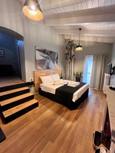 een slaapkamer met een groot bed en een trap bij Sistò Petite Maison in Altamura