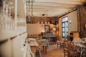 Un restaurante con mesas y sillas en una sala. en Casa San Miguel, en Salem
