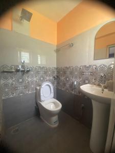 un bagno con un water e un lavandino di Thanapati Guesthouse a Pokhara