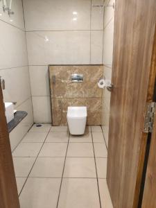 バンガロールにあるRelax Innのトイレと洗面台付きのバスルーム