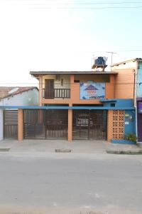 un edificio con una calle vacía delante de él en Estalagem Vovô Elias, en São Miguel dos Milagres