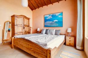 - une chambre avec un grand lit dans l'établissement Casa Verde, à Teguise