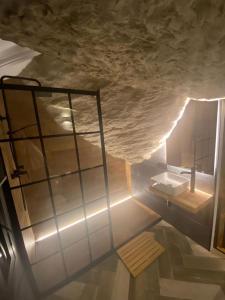 - une vue sur une salle de bains dans une grotte dans l'établissement Casa Rural Bajo la Alcazaba, à Setenil de las Bodegas