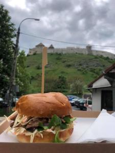 un sándwich con un palo de madera sobresaliendo de él en JOKER Party House - Sümeg, en Sümeg