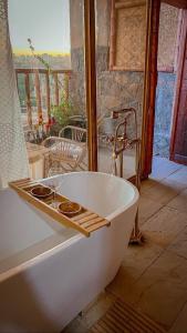 eine Badewanne in einem Zimmer mit Fenster in der Unterkunft نزل حارة المسفاة Harit AL Misfah Inn in Misfāh