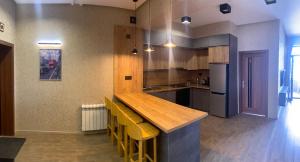 バクーにあるApartment near 28 Mallの部屋にある木製のカウンタートップを備えたキッチン