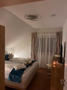 a bedroom with a bed and a tv and curtains at bike & chill in Kleve