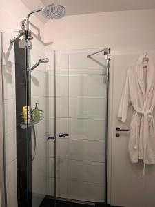 uma casa de banho com um chuveiro e uma porta de vidro em bike & chill em Kleve