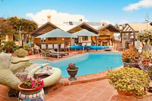 a swimming pool in a house with flowers and plants at Casa Verde in Teguise