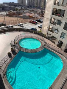 uma vista superior de uma piscina num edifício em PuestadeSol,Apart em Iquique