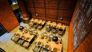 un grupo de mesas y sillas en una habitación en Weekend Address managed by Global Hospitality, en Surat